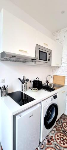 Il comprend une cuisine équipée d'une cuisinière et d'un lave-vaisselle. dans l'établissement Grand studio avec terrasse - Gare - Metro - Wifi, à Toulouse