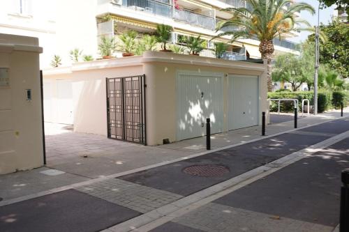 un bâtiment avec un portail sur le côté d'une rue dans l'établissement Studio La Croisette Cannes La Croix d'Or, à Cannes