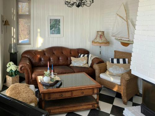 Ruang duduk di Cabin With Sea Views And Beach Access Near Drøbak