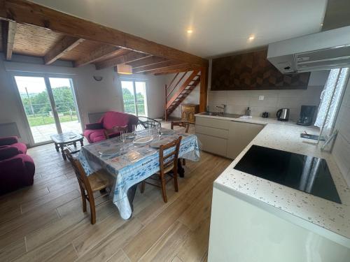 une cuisine et un salon avec une table et des chaises dans l'établissement Maison de vacances Crozon 2ch - jardin clos, à Crozon