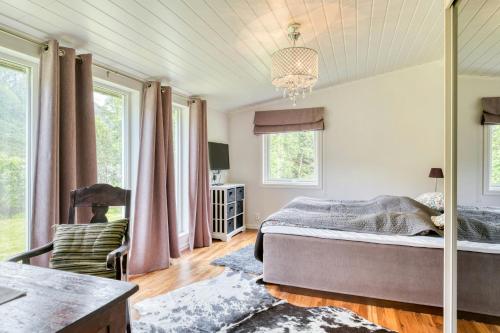 Postel nebo postele na pokoji v ubytování Lakeside Lodge With Fishing