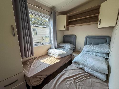 Postel nebo postele na pokoji v ubytování Stunning 8 Berth Caravan With Decking And Unlimited Wi-Fi, Ref 71012P