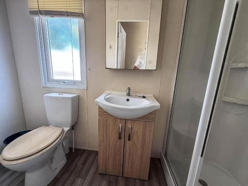 Koupelna v ubytování Stunning 8 Berth Caravan With Decking And Unlimited Wi-Fi, Ref 71012P
