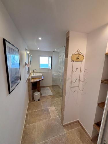 a bathroom with a shower and a sink at La fleur d'oranger in Aigues-Mortes