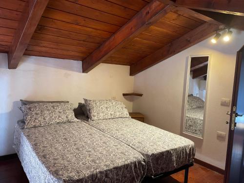 カリアリにあるCasa Marina 2の木製の天井が特徴のベッドルーム1室(ベッド1台付)