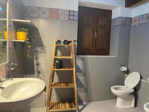 カリアリにあるCasa Marina 2のトイレと洗面台付きのバスルーム