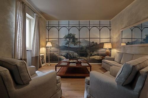 a living room with two couches and a table at La Meirana - Cottage delle Vigne in Gavi