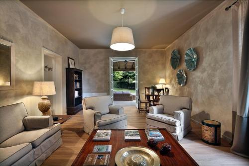 a living room with two couches and a table at La Meirana - Cottage delle Vigne in Gavi