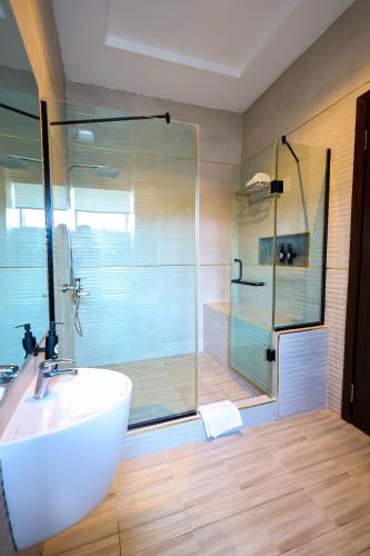 Un baño con bañera, ducha y lavabo. en Ringruby Hotel, Eso Close, en Ikeja