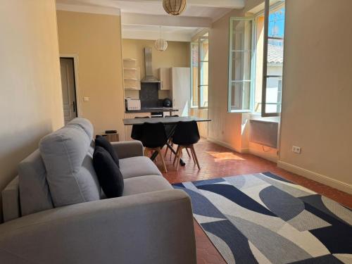 un salon avec un canapé et une table dans l'établissement STE REPARATE - Cosy 2 pieces vue cathedrale, à Nice