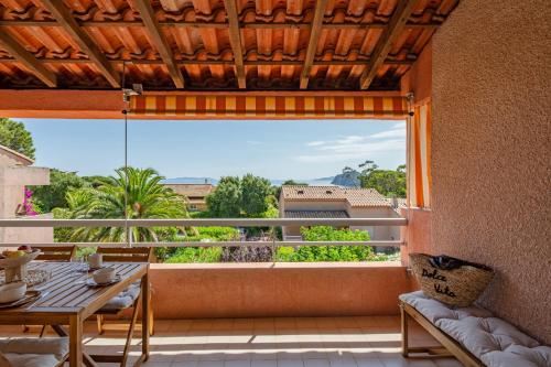 Μπαλκόνι ή βεράντα στο Appartement Rayol-Évasion vue mer - Welkeys