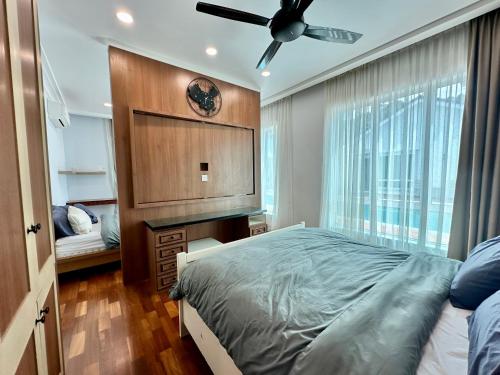 Un pat sau paturi într-o cameră la Homestay Singgah Villa Kkb, Selangor