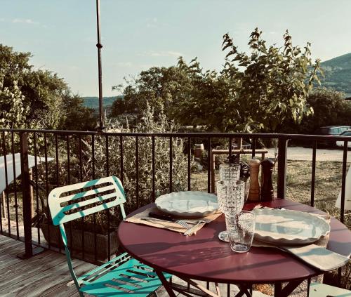 a purple table and two chairs on a balcony at L Ostau de la Treille in Limans