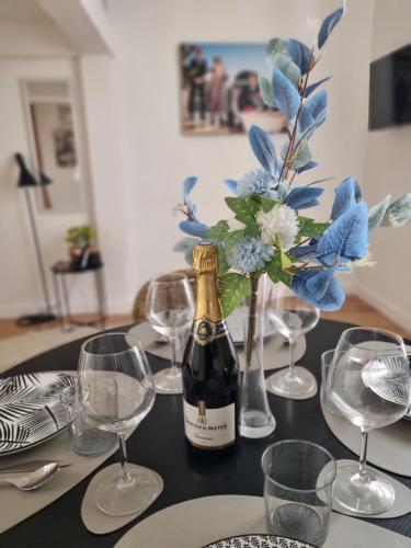 - une bouteille de champagne assise sur une table avec des verres dans l'établissement Menton centre Cosy and spacious, à Menton