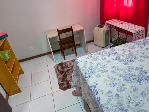 Ένα ή περισσότερα κρεβάτια σε δωμάτιο στο Quarto Aconchegante II