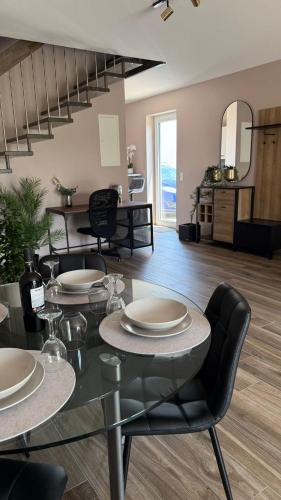 Traum-Ferienwohnung über 2 Etagen mit Sonnenterasse und Seenähe في زولبيتش: غرفة طعام مع طاولة وكراسي ودرج