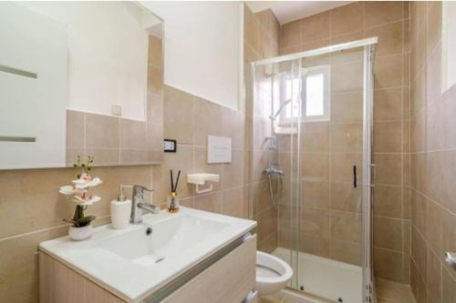 un bagno con lavandino, doccia e WC di Vintage Villa confortable apartments Wifi private pool free parking a Boca Chica