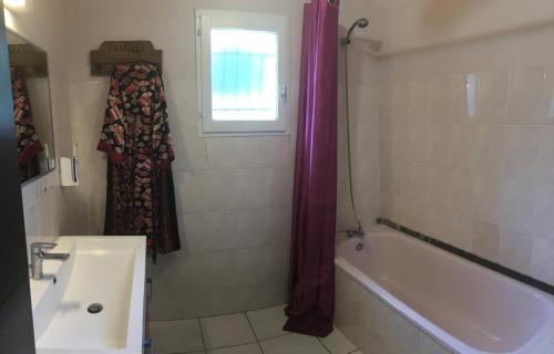 une salle de bain avec une baignoire et un lavabo et une baignoire dans l'établissement Villa privée Un vrai havre de paix, à Limoux