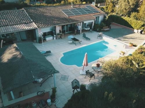 - une vue sur la piscine et une maison dans l'établissement Villa privée Un vrai havre de paix, à Limoux