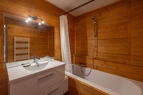 une salle de bain avec un lavabo, une douche et une baignoire dans l'établissement Chaleureuse Fruitière – 8 personnes, à Samoëns