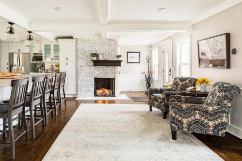 Η κουζίνα ή μικρή κουζίνα στο Luxury Stay In Expansive Historical Home