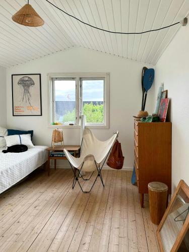 Una cama o camas en una habitación de Panoramic View And Artistic Charm In Hundested