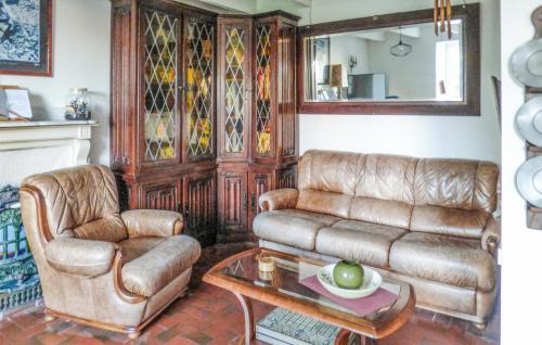 un salon avec un canapé et une table basse dans l'établissement Holiday Home Pleubian Ef-1633, à Pleubian