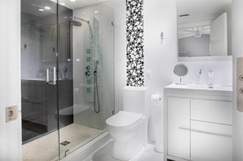 Ένα μπάνιο στο Casa Blanca - Waterfront Pool Home, Game Room, 45' Dock