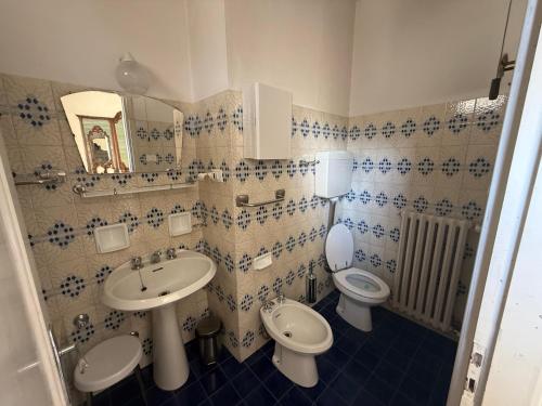 Koupelna v ubytování Albergo Dellangelo