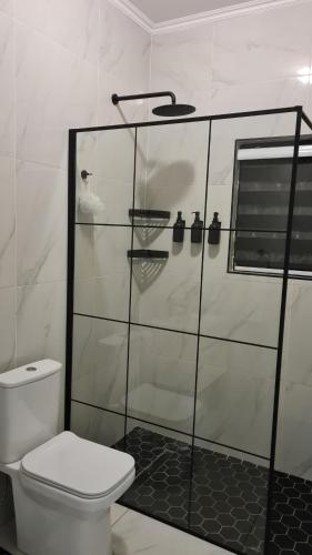 Un baño con ducha de cristal con inodoro. en NO LOADSHEDDING 1 Bedroom Apartment, en Trichardt