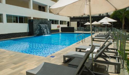 Bazén v ubytování Hotel CasaBlanca Cucuta nebo v jeho okolí