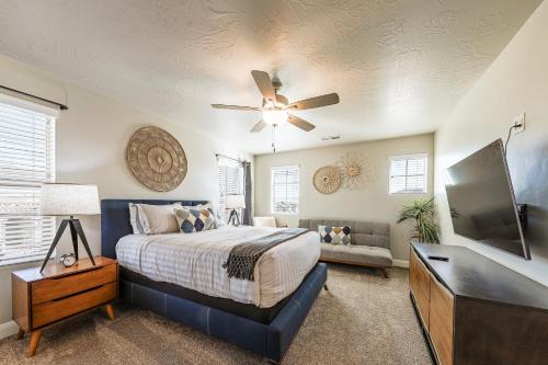 una camera da letto con un letto e una TV a schermo piatto di Zion Sky Retreat a Washington