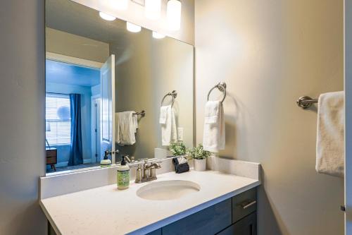 un bagno con un lavandino e un grande specchio di Zion Sky Retreat a Washington