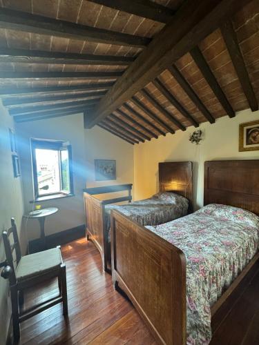 ein Schlafzimmer mit zwei Betten und einem Tisch und einem Fenster in der Unterkunft Corte San Martino in Schio