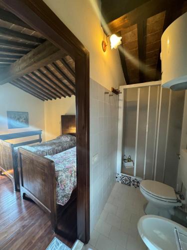 ein Bad mit einem Bett, einem WC und einem Waschbecken in der Unterkunft Corte San Martino in Schio