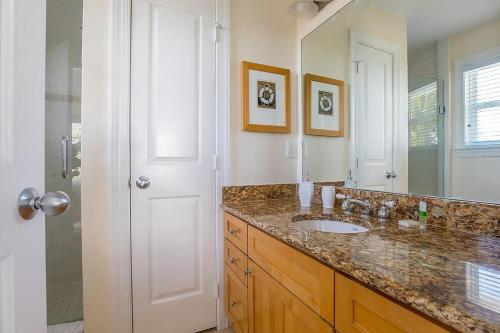 Koupelna v ubytování Tropical Seahorse at Coral Lagoon - Waterfront Villa w Resort Pool & 34' Dock