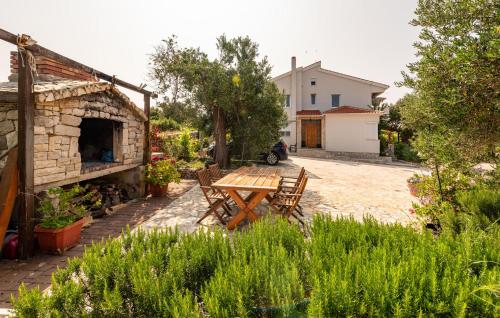 Amazing Apartment In Jakisnica With Wifi
