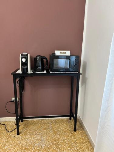 - une table avec un four micro-ondes et une radio dans l'établissement Affittacamere Lu Vurghe, à Santa Maria