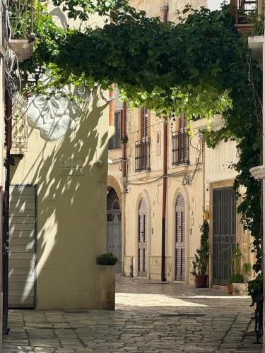 an empty street with a building and a tree at Entroterra in Mesagne
