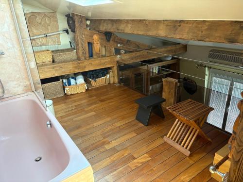 une vue aérienne d'une salle de bain avec baignoire et parquet dans l'établissement Loft de charme proche des Halles et du Louvre, à Paris