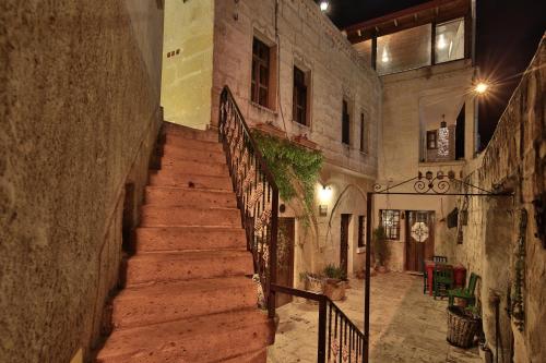 una scala in un vecchio edificio con scala di Center Cave House a Göreme