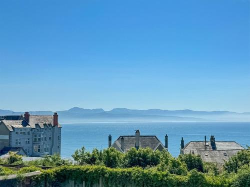a city with the ocean in the background at Trem Y Mor in Criccieth