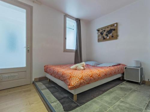 une chambre avec un lit et une fenêtre dans l'établissement Appartement La Violette, à Albi