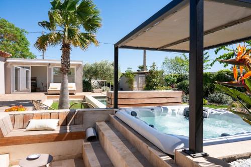 une arrière-cour avec un bain à remous et une maison dans l'établissement Villa L'Enclos de Zize - Sleeps 8, à Solliès-Ville