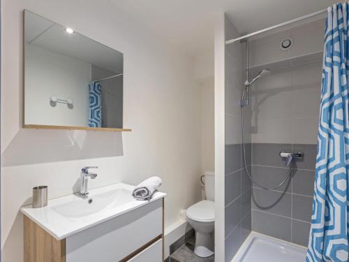 une salle de bain avec un lavabo et une douche dans l'établissement Appartement La Violette, à Albi