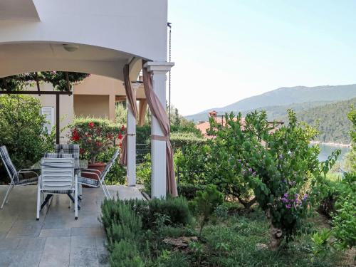 Apartment Violetta-2 by Interhome