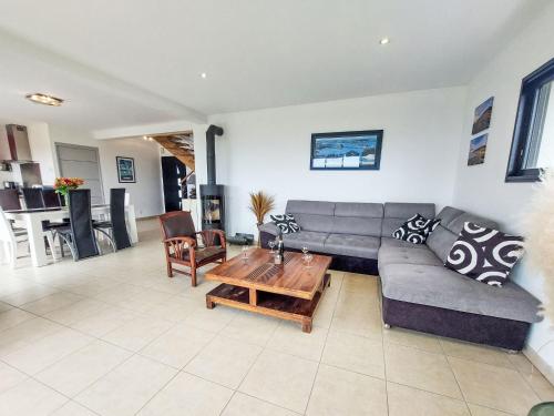 un salon avec un canapé et une table dans l'établissement Holiday Home L'Iroise by Interhome, à Pentrez