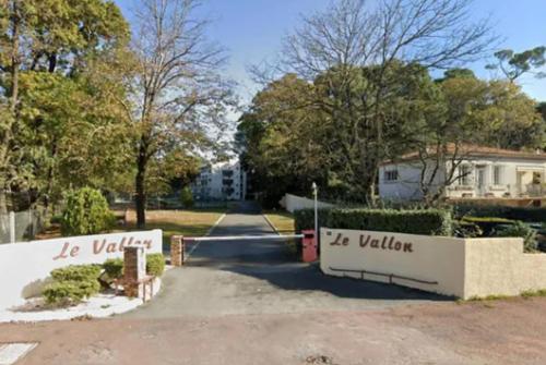 a sign that says la valletta in a yard at Studio Saint Georges de Didonne in Saint-Georges-de-Didonne