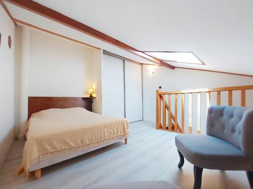 une chambre avec un lit et une chaise dans l'établissement Holiday Home Jardins de l'Océan-1 by Interhome, à Saint-Georges-de-Didonne