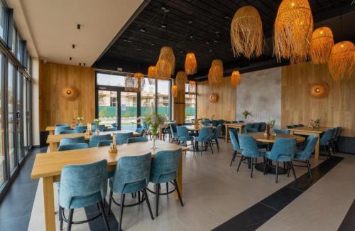 Un restaurante o sitio para comer en Polanki Aqua Apartament Kołobrzeg